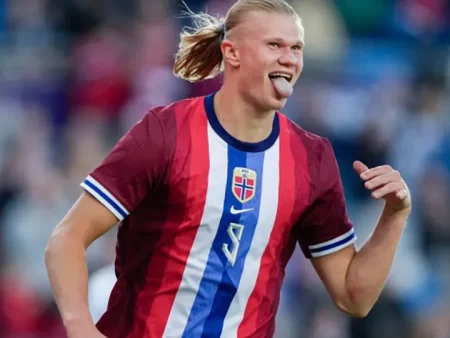 Tiền đạo Erling Haaland của Man City bật ‘chế độ siêu nhân’ giúp Na Uy nối dài mạch thắng