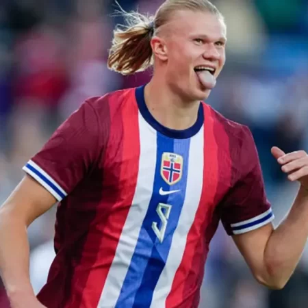 Tiền đạo Erling Haaland của Man City bật ‘chế độ siêu nhân’ giúp Na Uy nối dài mạch thắng
