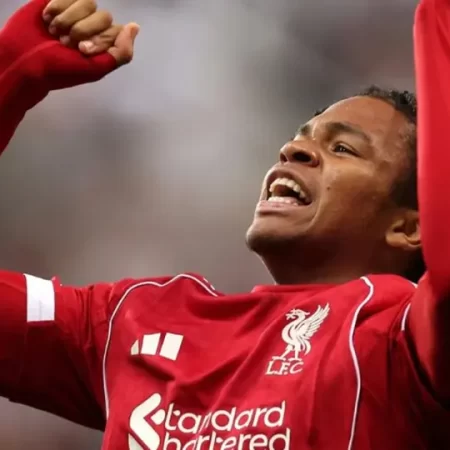 Rio Ngumoha 16 tuổi Cobham: Màn ra mắt đáng nhớ tại Premier League