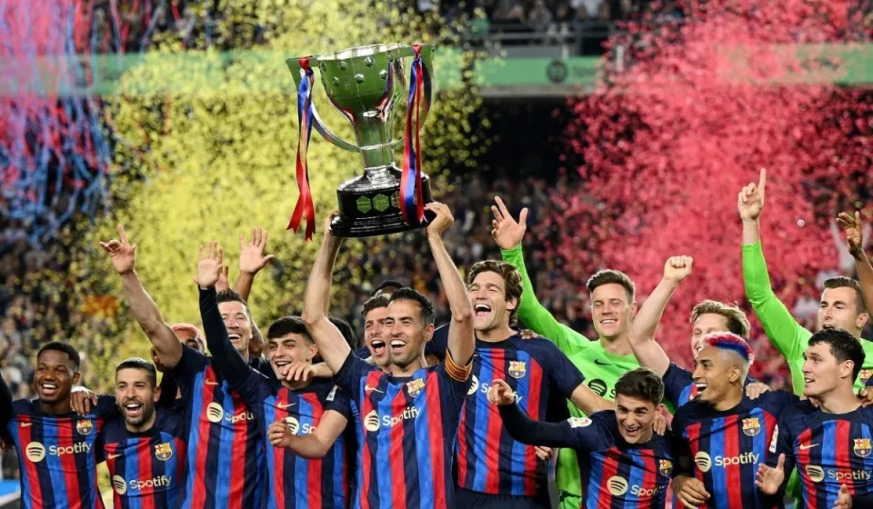 Barca may mắn không thua đậm