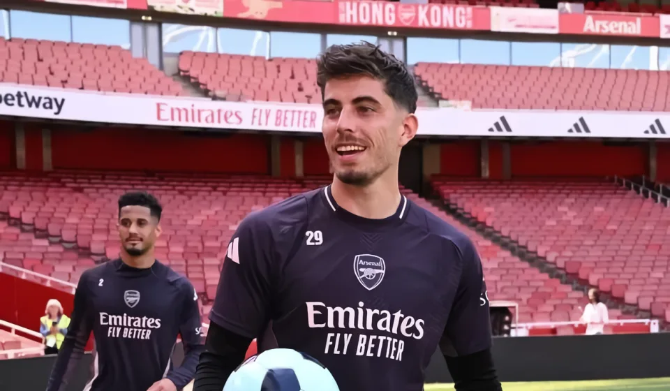 Arsenal đua tam mã hàng công 1