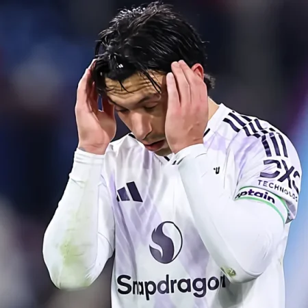 Lisandro Martinez trước Burnley hôm nay: Hai bộ mặt trái ngược khiến MU đánh rơi điểm