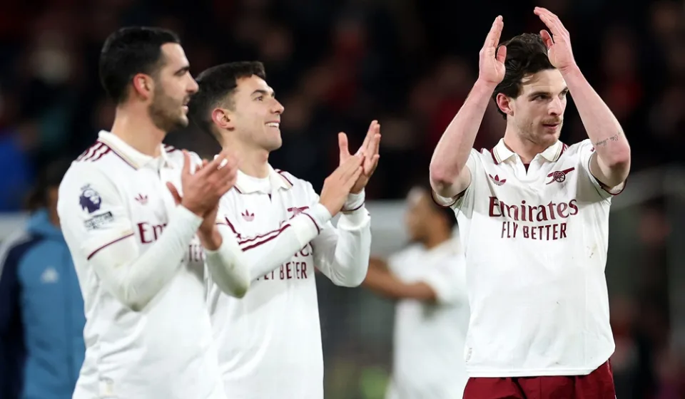 Arsenal cân bằng hướng tới ngôi vương