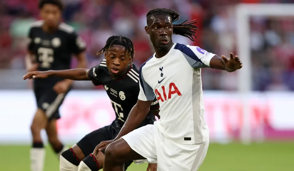 Bissouma điểm sáng trận Tottenham thua