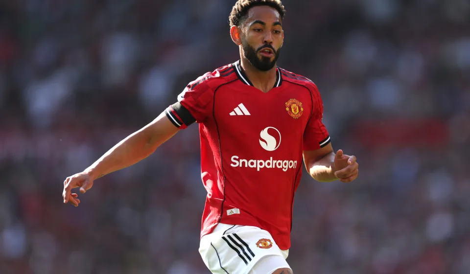 cú sút búa bổ Matheus Cunha