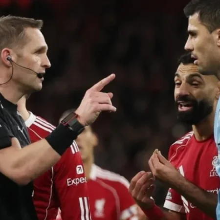 VAR Liverpool Man City Ngoại hạng Anh gây tranh cãi và quyết định chính xác