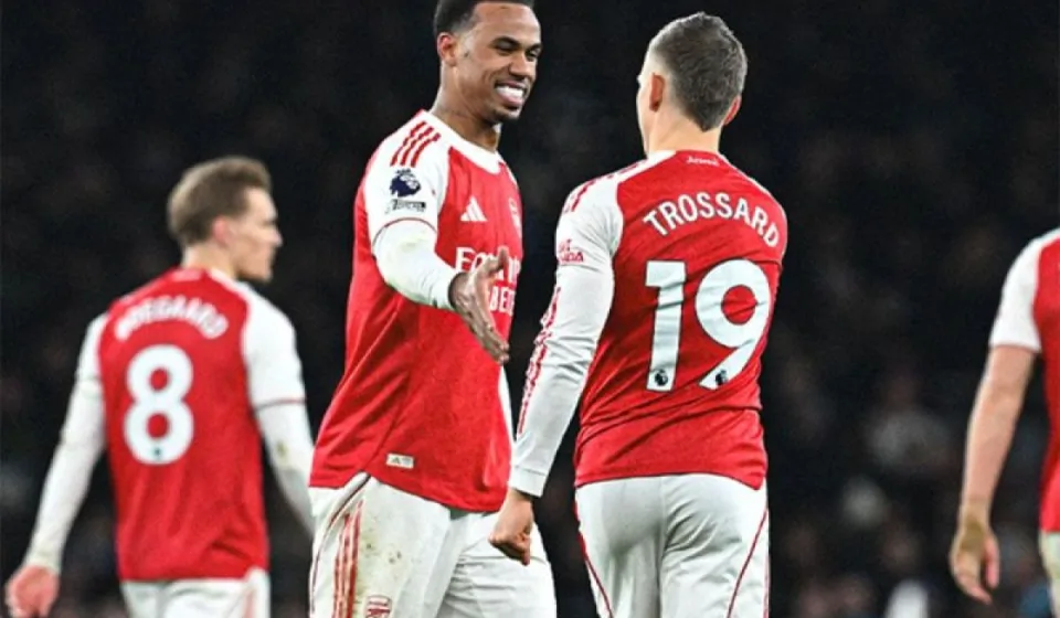 Arsenal vô địch nhờ phạt góc