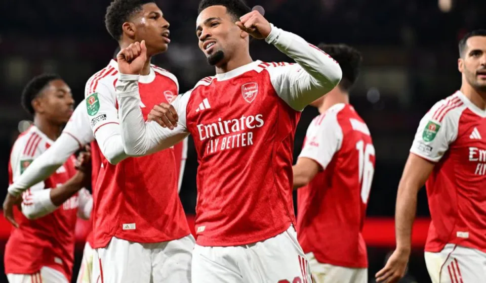 Arsenal vô địch nhờ phạt góc