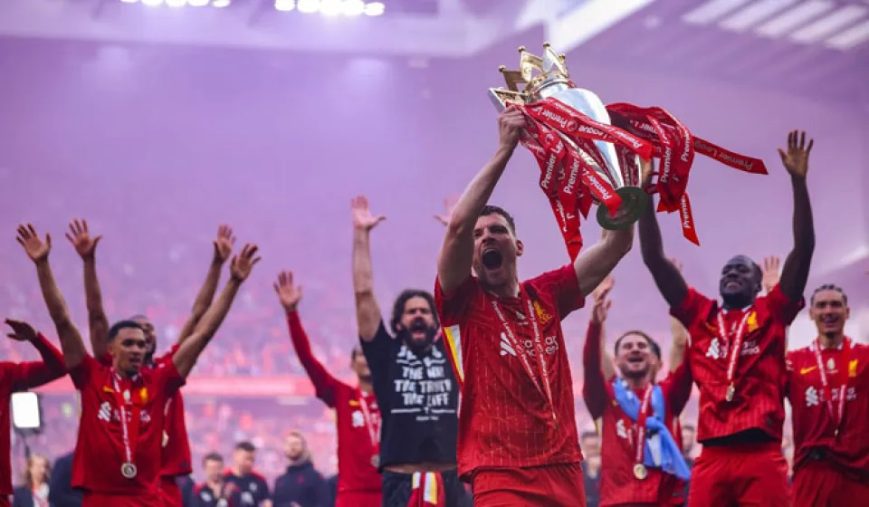 Andy Robertson huyền thoại Liverpool