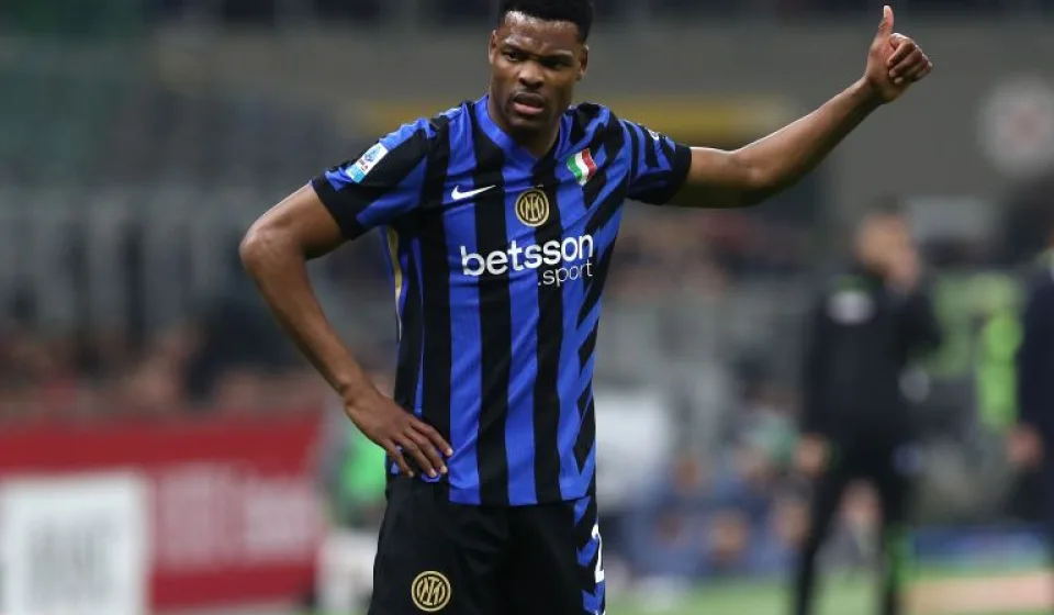 MU chiêu mộ Dumfries