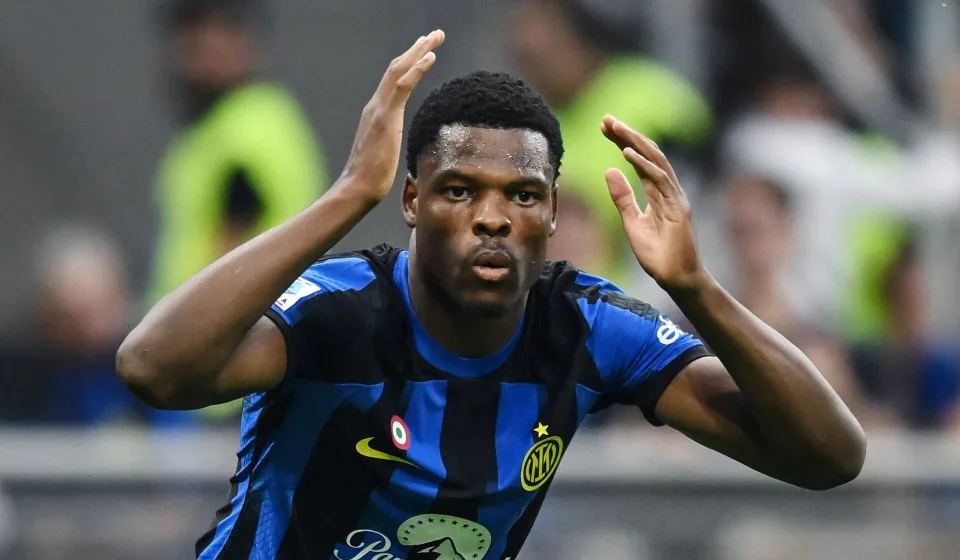 MU chiêu mộ Dumfries