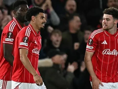Nottingham Forest vào bán kết Europa League sau chiến thắng trước Porto chỉ còn 10 người