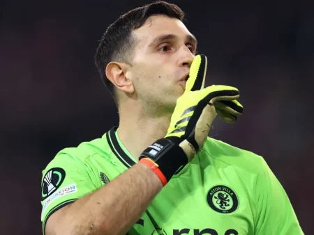 Emiliano Martinez lập kỷ lục vô tiền khoáng hậu sau chức vô địch Europa League