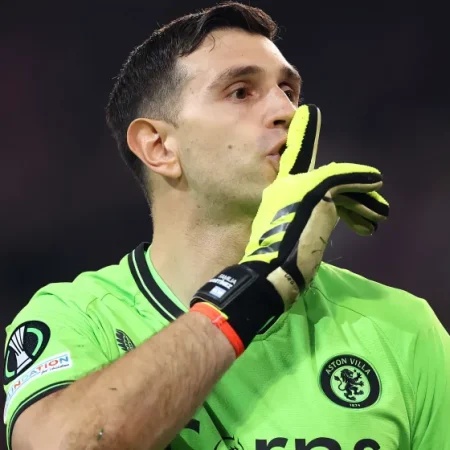 Emiliano Martinez lập kỷ lục vô tiền khoáng hậu sau chức vô địch Europa League