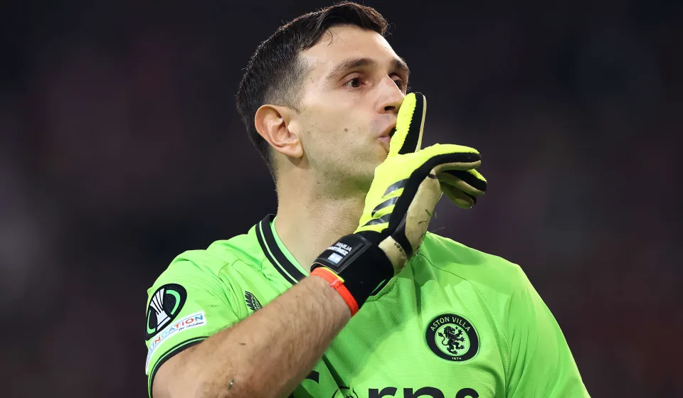 Emiliano Martinez lập kỷ lục