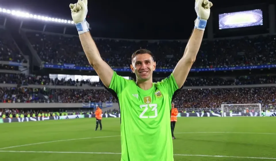 Emiliano Martinez lập kỷ lục