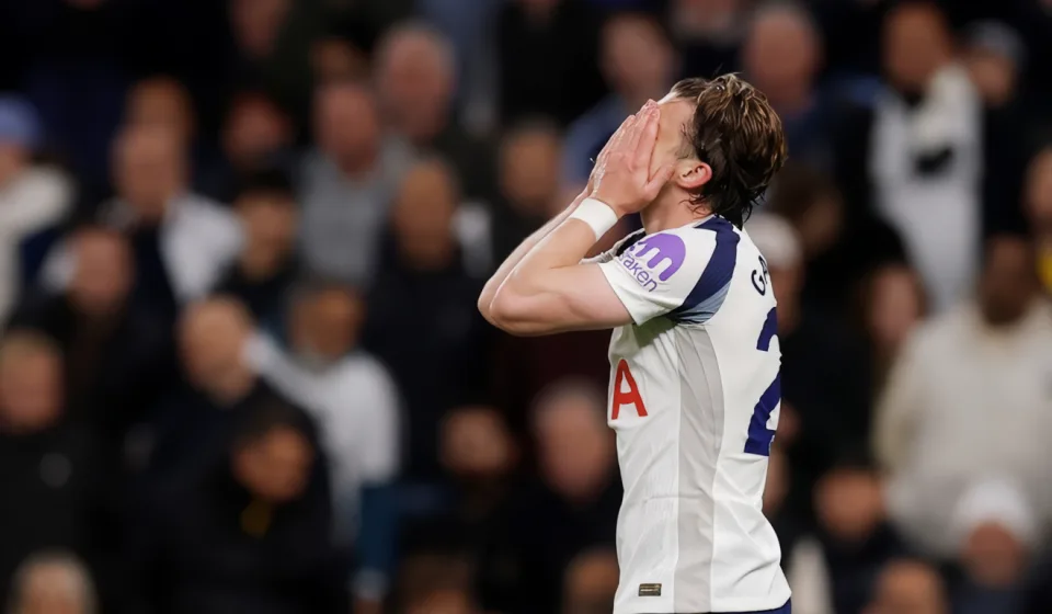 Tottenham hòa Leeds đau đớn