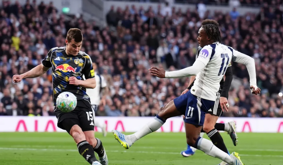 Tottenham hòa Leeds đau đớn