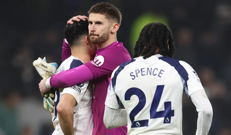 Tottenham thoát xuống hạng
