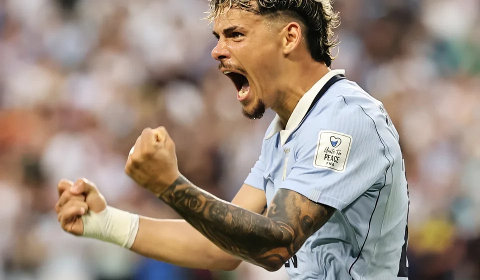 maxi araujo cứu uruguay