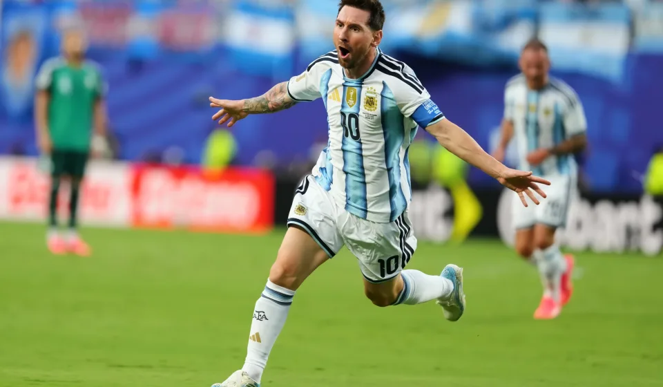 Messi lập hat-trick trước Algeria