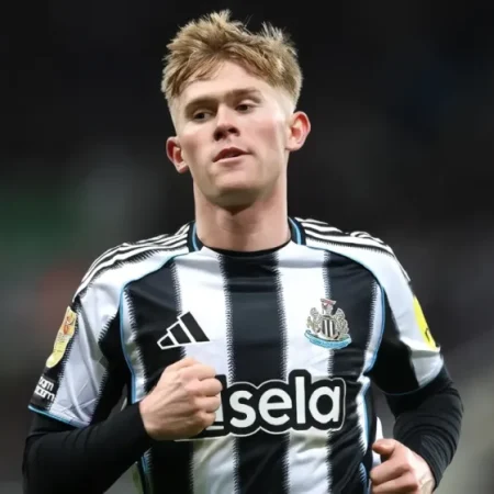 MU chiêu mộ Lewis Hall: Lý do khiến Quỷ đỏ tự tin thắng Newcastle