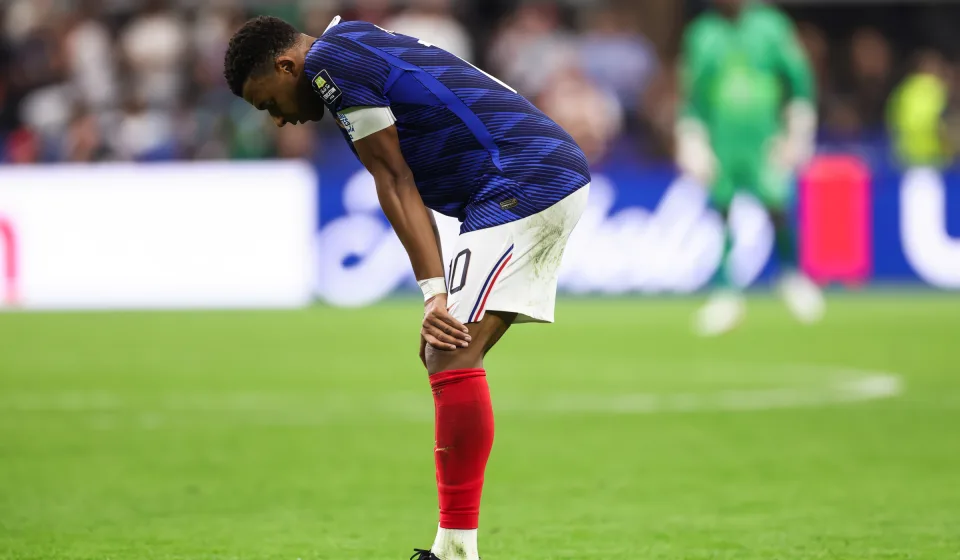 Kylian Mbappe lỡ hẹn bất tử